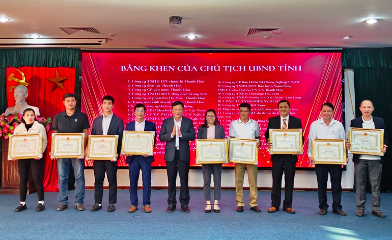 Lãnh đạo tỉnh Thanh Hóa trao tặng Bằng khen cho các doanh nghiệp chấp hành tốt chính sách, pháp luật thuế năm 2022.