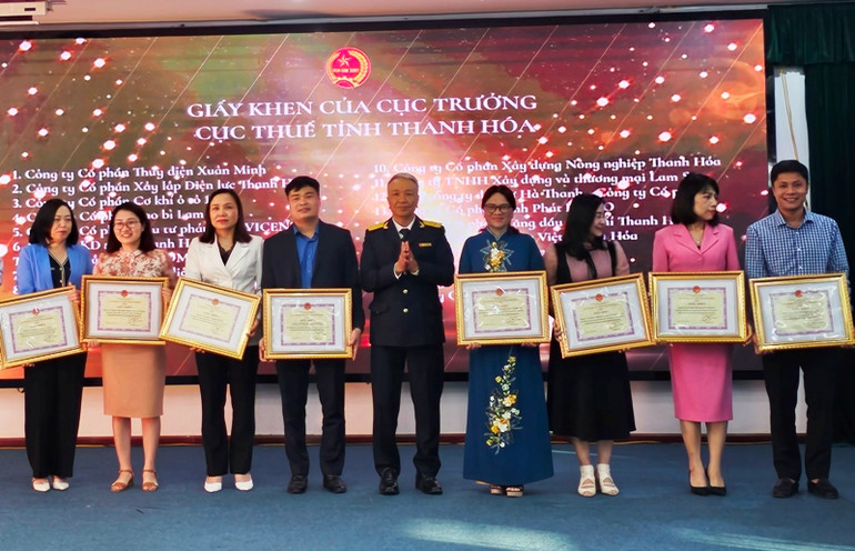 Lãnh đạo Cục thuế Thanh Hóa khen thưởng người nộp thuế thực hiện tốt chính sách, pháp luật thuế.