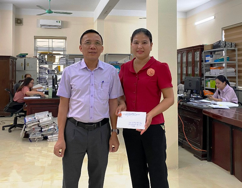 Chi cục thuế khu vực Như Thanh-Như Xuân trao thưởng cho người mua hàng lấy hóa đơn thuế, may mắn trúng thưởng.