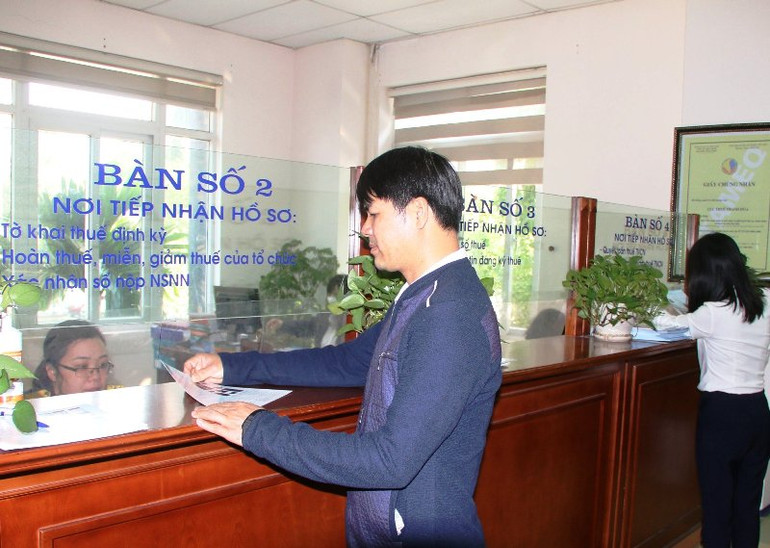 Bộ phận chức năng trợ giúp doanh nghiệp, hộ kinh doanh hoàn tất các thủ tục liên quan.