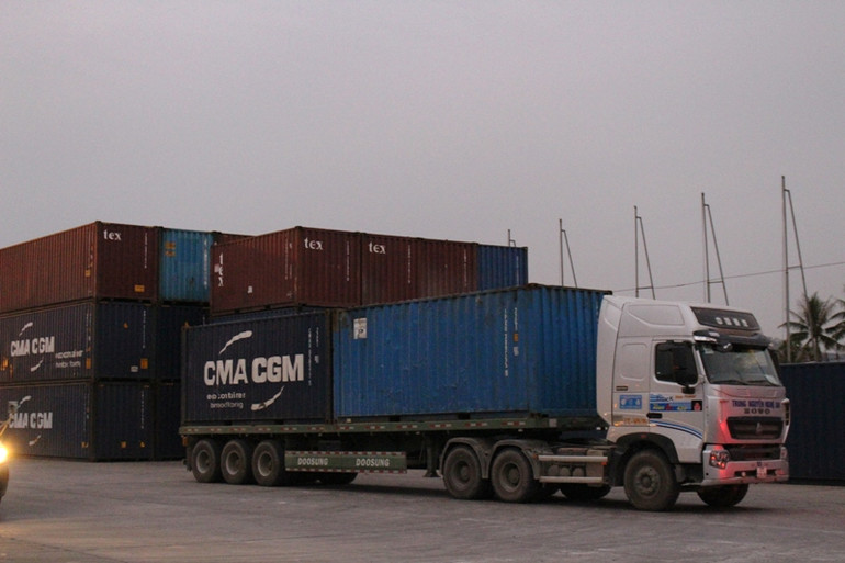 Trung chuyển hàng hóa trong container ở Cảng quốc tế Nghi Sơn.