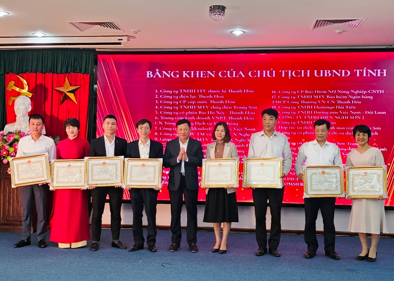 Lãnh đạo tỉnh Thanh Hóa trao thưởng cho các doanh nghiệp thực hiện tốt chính sách, pháp luật thuế.