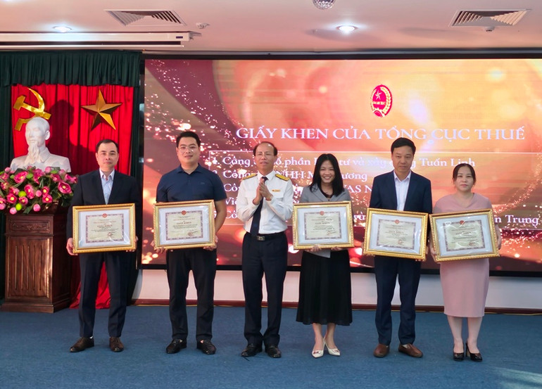 Lãnh đạo Cục thuế Thanh Hóa trao Giấy khen cho doanh nghiệp hoàn thành tốt công tác thuế năm 2022.