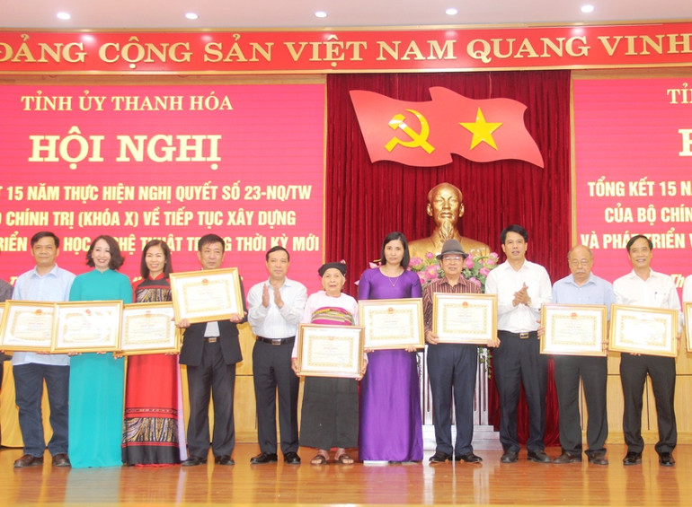 Lãnh đạo Tỉnh ủy Thanh Hóa trao tặng Bằng khen cho các cá nhân có thành tích xuất sắc trong thực hiện Nghị quyết số 23 của Bộ Chính trị khóa X.
