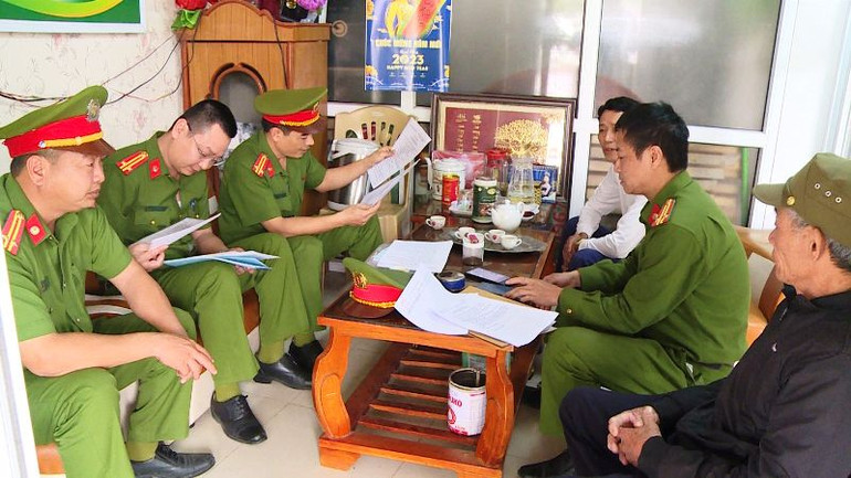 Lực lượng công an kiểm tra sổ sách, giấy tờ liên quan ở một cơ sở kinh doanh có điều kiện.