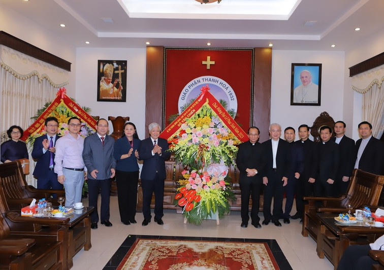 Chủ tịch Ủy ban Trung ương Mặt trận Tổ quốc Việt Nam tặng hoa mừng Đại lễ Phục sinh tại Tòa Giám mục giáo phận Thanh Hóa.