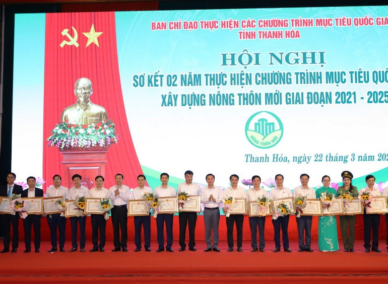 Lãnh đạo tỉnh Thanh Hóa trao tặng Bằng khen cho các tập thể có thành tích xuất sắc trong xây dựng nông thôn mới. Lãnh đạo tỉnh Thanh Hóa trao tặng Bằng khen cho các tập thể có thành tích xuất sắc trong xây dựng nông thôn mới.