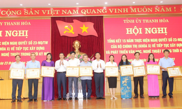 Lãnh đạo Tỉnh ủy Thanh Hóa trao tặng Bằng khen cho các tập thể có thành tích xuất sắc.