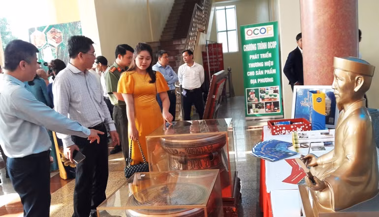 Đồ đồng, sản phẩm truyền thống ở Thanh Hóa thu hút sự quan tâm của khách hàng. Đồ đồng, sản phẩm truyền thống ở Thanh Hóa thu hút sự quan tâm của khách hàng.