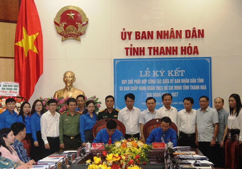 Đại diện Ủy ban nhân dân và Tỉnh đoàn Thanh Hóa ký kết quy chế phối hợp công tác.