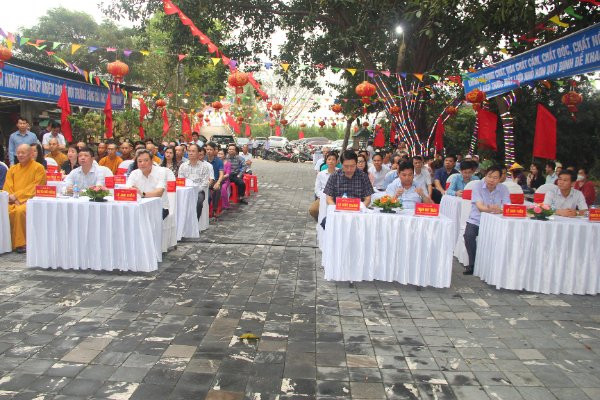 Các đại biểu tham dự lễ phát động thả cá, tái tạo nguồn lợi thủy sản.