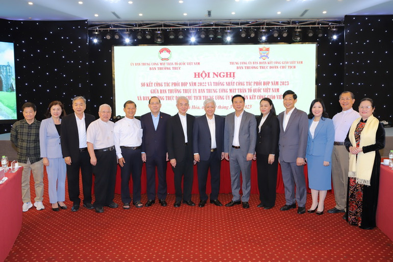 Lãnh đạo Ủy ban Trung ương Mặt trận Tổ Quốc Việt Nam với các đại biểu tham dự Hội nghị.