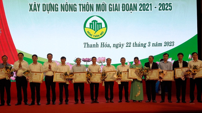 Lãnh đạo tỉnh Thanh Hóa trao tặng Bằng khen cho các cá nhân có thành tích xuất sắc trong xây dựng nông thôn mới. Lãnh đạo tỉnh Thanh Hóa trao tặng Bằng khen cho các cá nhân có thành tích xuất sắc trong xây dựng nông thôn mới.