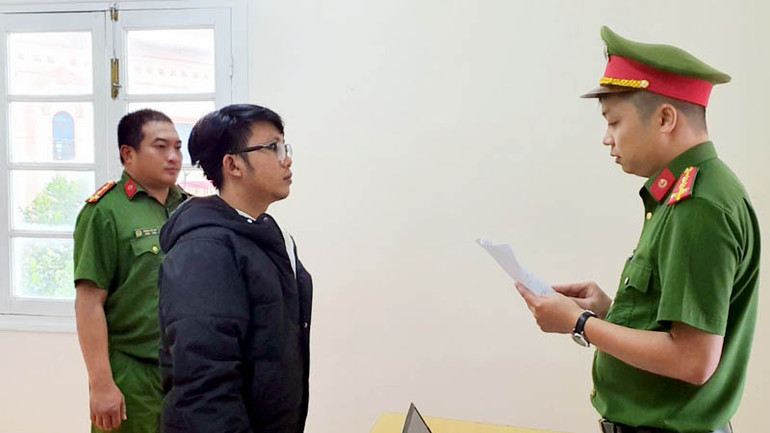 Cơ quan chức năng tống đạt quyết định đối với lái xe Võ Lê Thái. Cơ quan chức năng tống đạt quyết định đối với lái xe Võ Lê Thái.