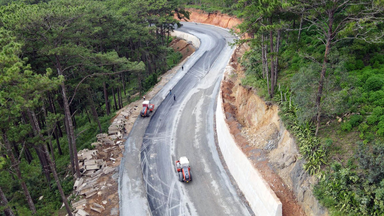 Một đoạn trên tuyến đèo Prenn đang được hoàn thiện.