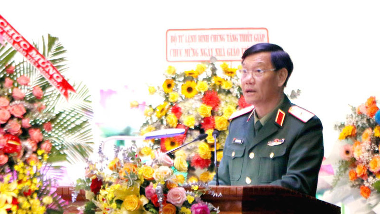 Thiếu tướng Đỗ Minh Xương, Giám đốc Học viện Lục quân đọc diễn văn tại buổi lễ.