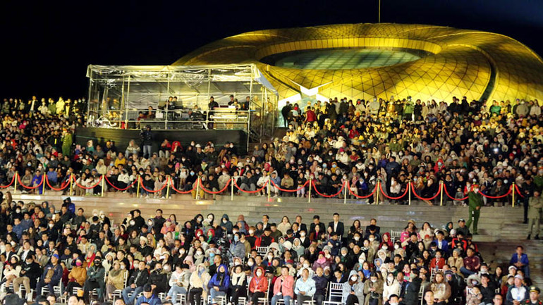 Đêm khai mạc thu hút người dân địa phương và du khách.