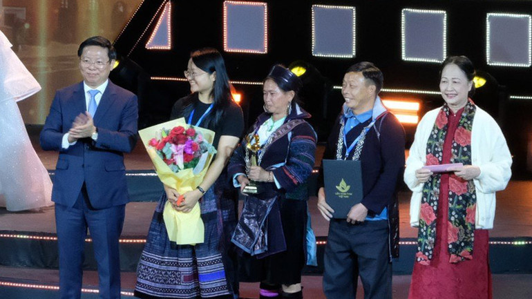 Trao giải Bông sen vàng thể loại Phim tài liệu. Trao giải Bông sen vàng thể loại Phim tài liệu.