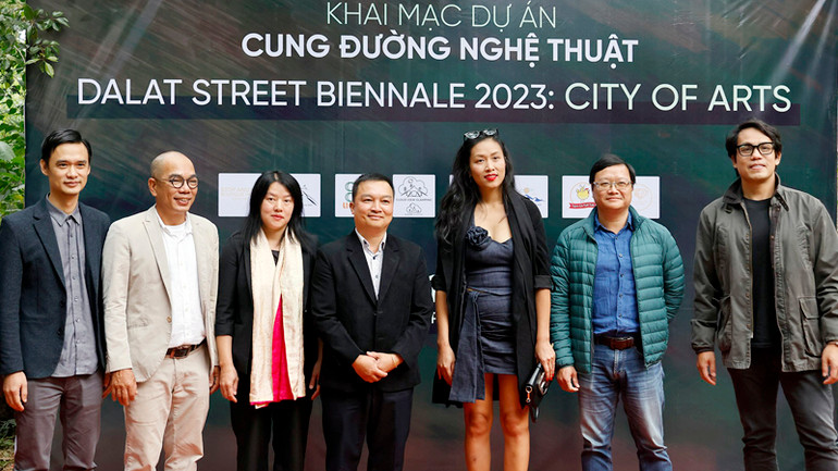 Bà Trần Thị Vũ Loan (thứ 3, bên trái) cùng nhà tổ chức và các nghệ sĩ tại sự kiện.