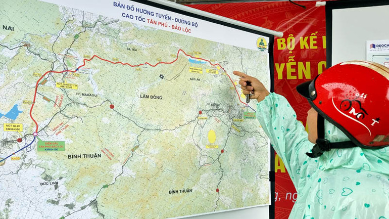 Người dân xem bản đồ hướng tuyến dự án cao tốc Tân Phú - Bảo Lộc.