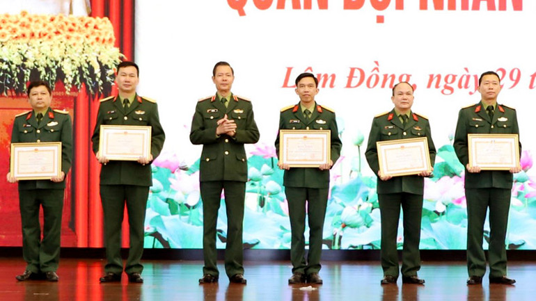 Các cá nhân có thành tích xuất sắc trong thực hiện Luật Sĩ quan Quân đội nhân dân Việt Nam, được trao tặng bằng khen của Học viện Lục quân.