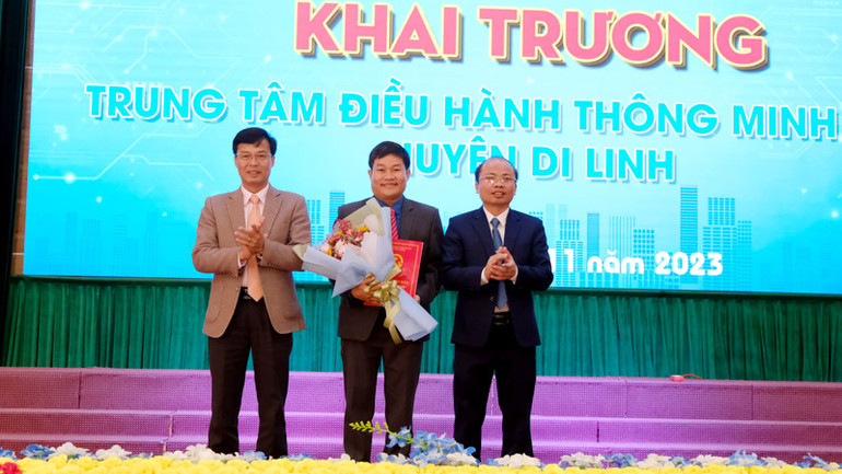 Lãnh đạo huyện tặng hoa tổ trưởng tổ quản trị, vận hành Trung tâm IOC huyện Di Linh.