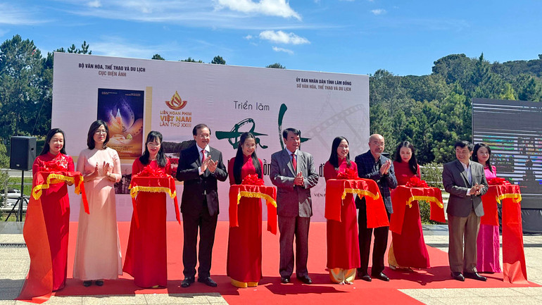 Các đại biểu thực hiện nghi thức khai mạc triển lãm.