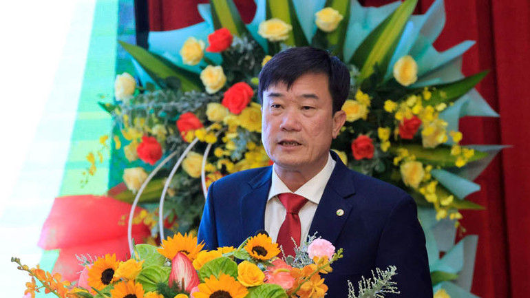 Tiến sĩ Lê Minh Chiến, Hiệu trưởng Trường Đại học Đà Lạt đọc diễn văn ôn lại quá trình 65 năm hình thành và phát triển nhà trường.