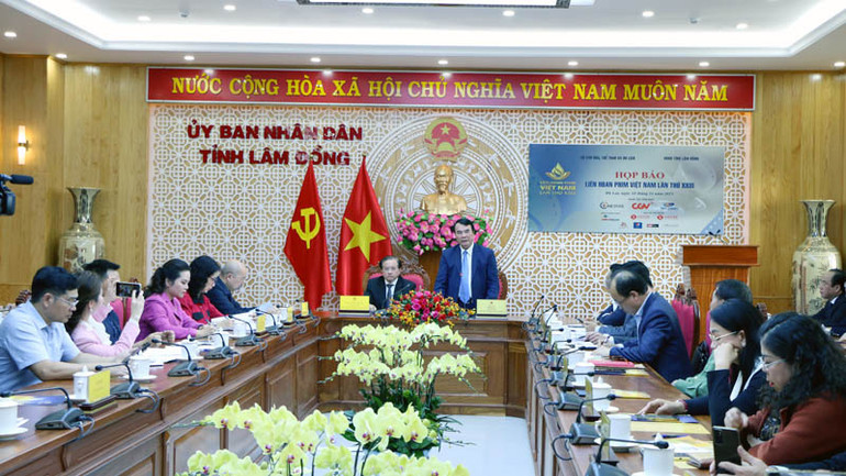 Phó Chủ tịch Ủy ban nhân dân tỉnh Lâm Đồng thông tin tại buổi họp báo.