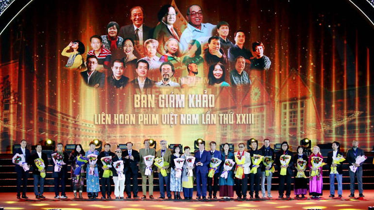 Ban tổ chức tặng hoa Ban giám khảo Liên hoan Phim Việt Nam lần thứ 23.