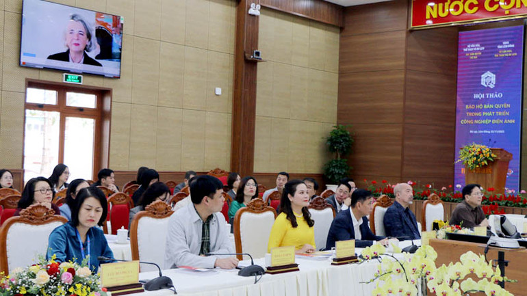 Các đại biểu nghe ý kiến phát biểu của bà Sylvie Forbin qua màn hình. Các đại biểu nghe ý kiến phát biểu của bà Sylvie Forbin qua màn hình.