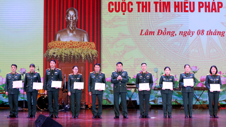 Thiếu tướng Nguyễn Công Sơn, Phó Chính ủy Học viện Lục quân trao giải cho các tác giả.