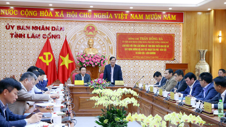 Đồng chí Trần Đức Quận phát biểu ý kiến tại buổi làm việc.