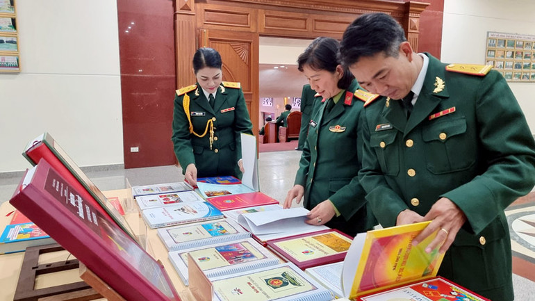 Cán bộ Học viện Lục quân tại không gian trưng bày các bài thi.