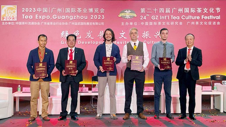 Giám đốc Trung tâm Xúc tiến đầu tư, Thương mại và Du lịch Lâm Đồng Dương Quốc Anh (thứ 2, bên trái), thay mặt Tiến sĩ Phạm S nhận chứng nhận “Nhà khoa học đóng góp kiệt xuất cho ngành trà thế giới”, tại Tea Expo 2023.