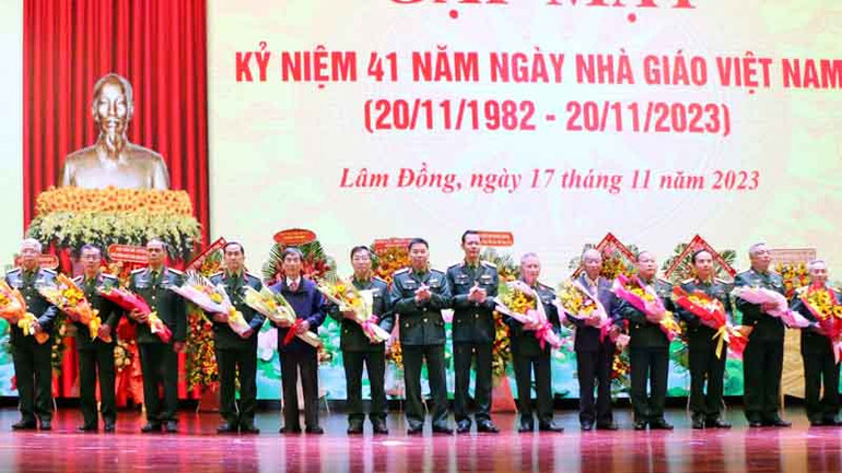 Đại diện Ban Giám đốc Học viện Lục quân tặng hoa các Phó Giáo sư, Nhà giáo ưu tú và trưởng, phó các đơn vị thuộc học viện qua các thời kỳ.