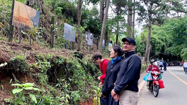 Du khách nước ngoài tại "Cung đường nghệ thuật Đà Lạt".