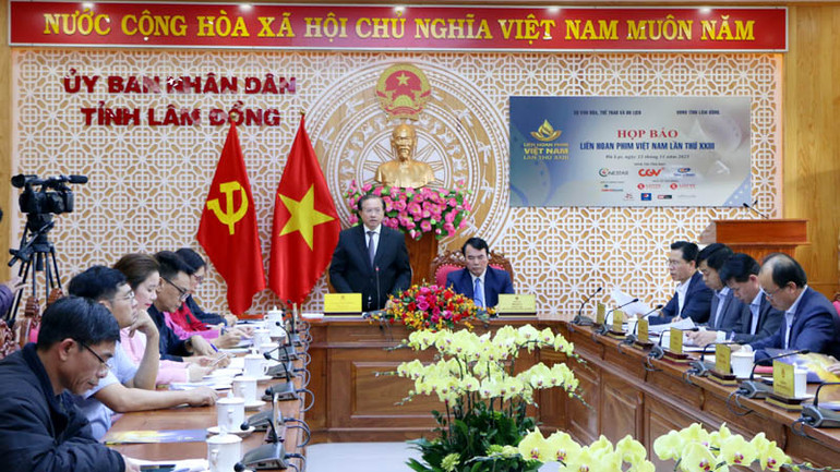 Thứ trưởng Tạ Quang Đông phát biểu ý kiến tại họp báo.