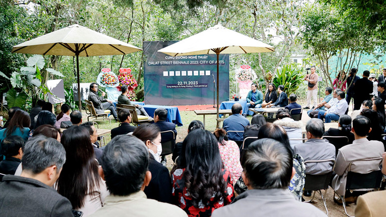 Không gian giao lưu giữa các nghệ sĩ tại buổi khai mạc.