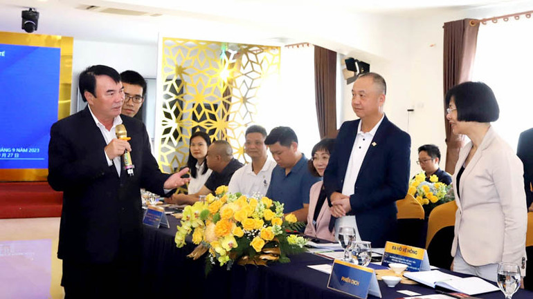 Tiến sĩ Phạm S trao đổi với bà Hồ Vệ Hồng, Trưởng Ban giám sát Hiệp hội Xúc tiến Văn hóa chè Quảng Đông, tại tọa đàm kết nối giao thương ngành chè Quảng Châu và Lâm Đồng, tổ chức tại thành phố Bảo Lộc, Lâm Đồng cuối tháng 9/2023.