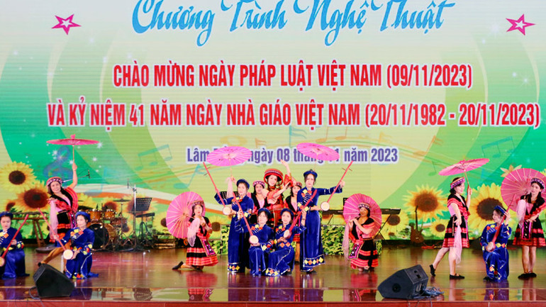 Chương trình nghệ thuật do Học viện Lục quân và Trung tâm Văn hóa-Nghệ thuật Lâm Đồng phối hợp tổ chức.