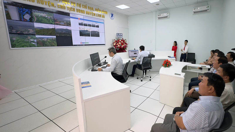 Các đại biểu thực tế tại Trung tâm IOC huyện Lâm Hà.