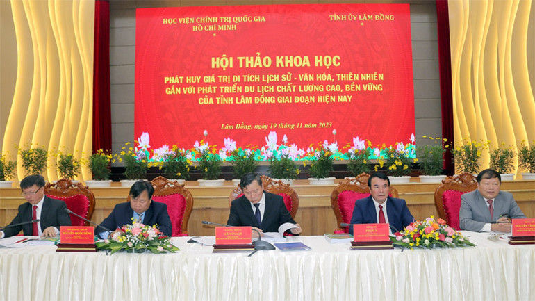 Các đồng chí chủ trì hội thảo.