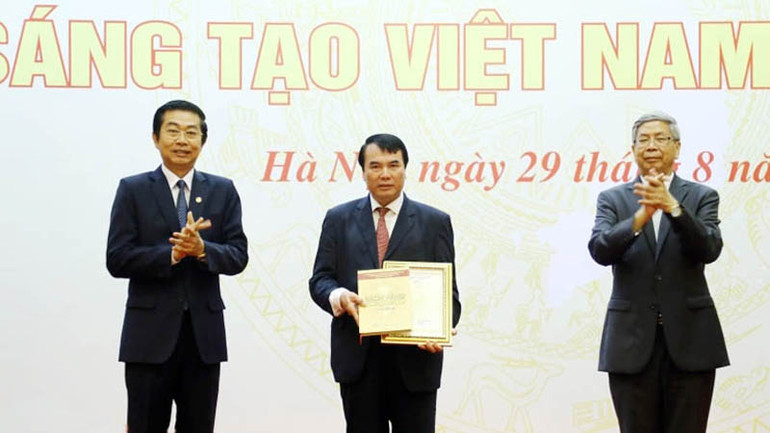 Tiến sĩ Phạm S đại diện nhận "Sách vàng Sáng tạo Việt Nam" với cụm công trình nghiên cứu khoa học về chè do ông và cộng sự nghiên cứu, thực hiện.