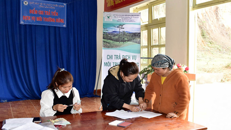 Một điểm chi trả tiền dịch vụ môi trường rừng bằng tiền mặt.