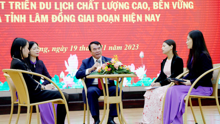 Tiến sĩ Phạm S cùng các chuyên gia, nhà khoa học "trao đổi bàn tròn" tại hội thảo.