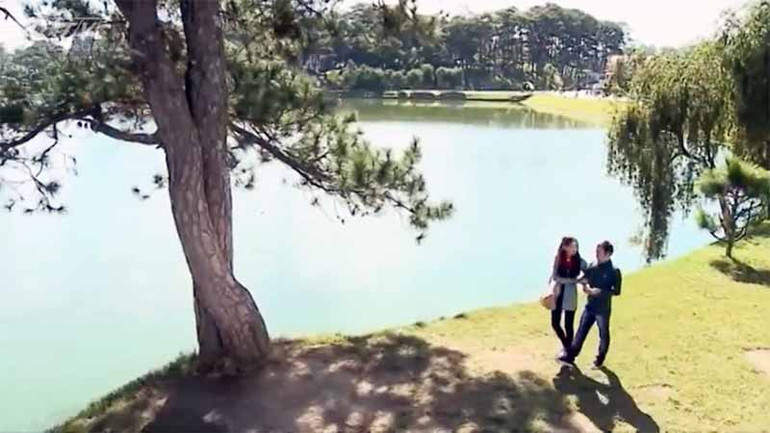 Cảnh trong phim "Tình người xứ hoa".