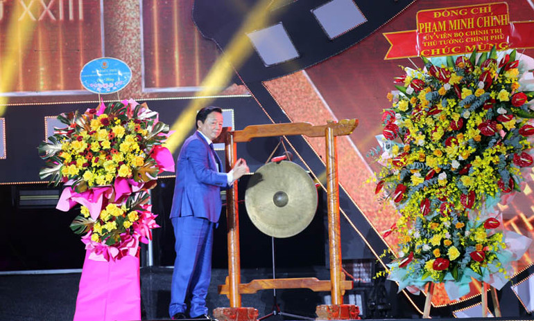 Phó Thủ tướng Chính phủ Trần Hồng Hà đánh cồng khai mạc Liên hoan Phim Việt Nam lần thứ 23.