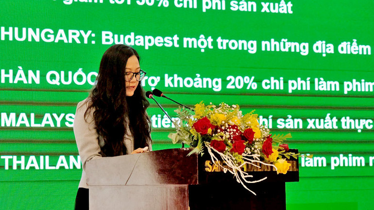 Đại biểu trình bày tham luận tại hội thảo. Đại biểu trình bày tham luận tại hội thảo.