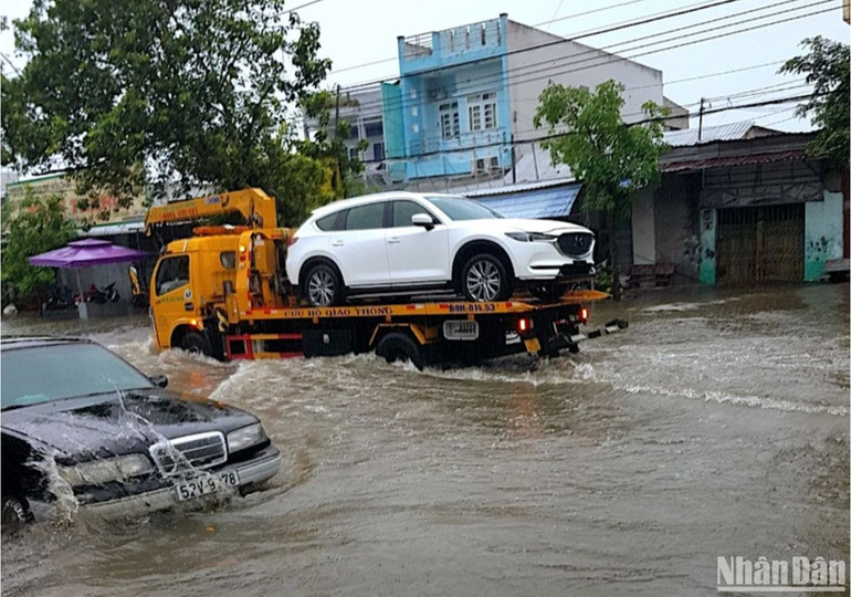 Nhiều ô-tô "nằm đường" ở nội đô thành phố Cà Mau, phải nhờ xe cứu hộ.